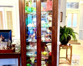 Refined lighted display cabinet