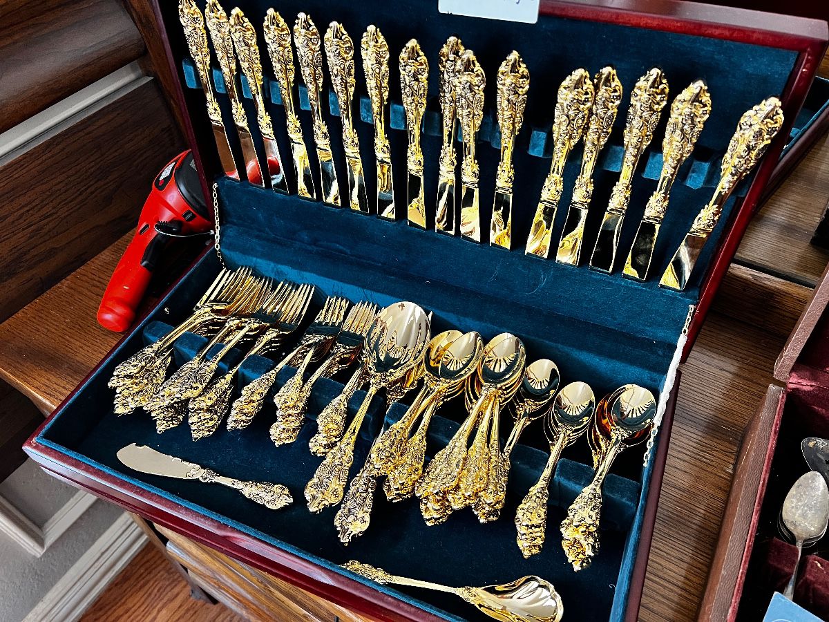 16-piece FB Rogers gold plated silverware. Perfect condition.