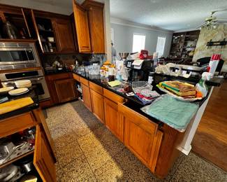 Tons of kitchen stuff