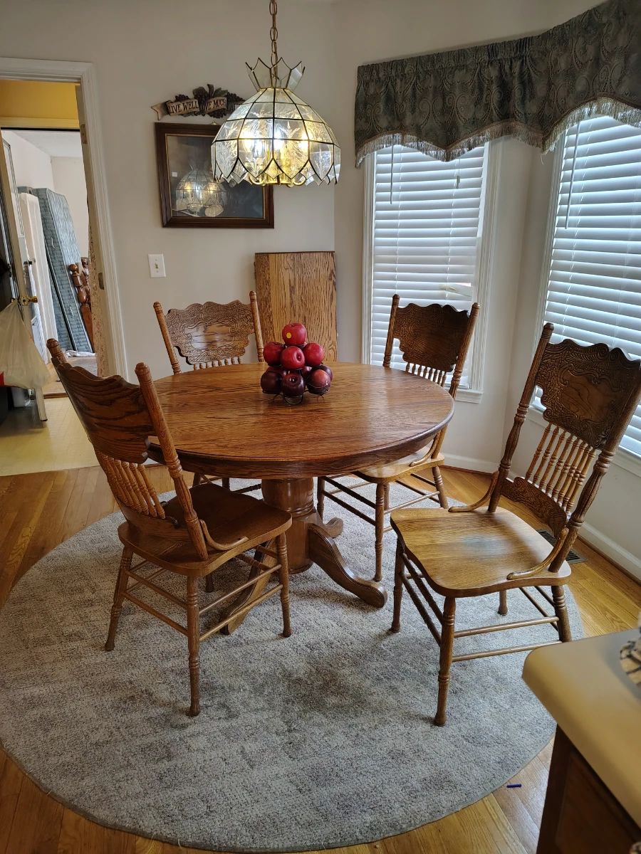 Round Oak breakfast tabe