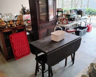 Drop leaf primitive table