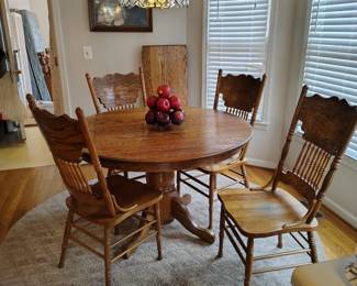 Round Oak breakfast tabe