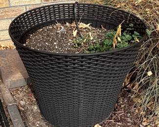 Suncast Willow Wicker Planter