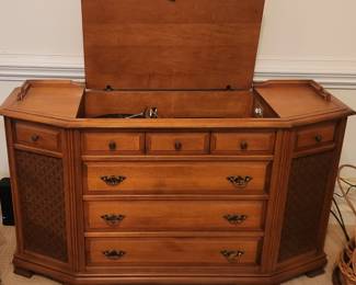 Vintage Record Player/ Radio