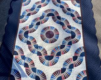 Queen size Wisconsin Amish quilt with scallop edge