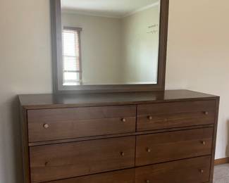 6-drawer dresser w/beveled mirror