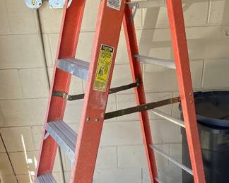 Folding step ladder