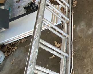 Extendable aluminum ladder