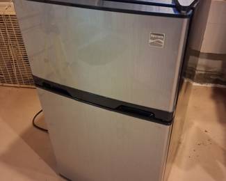 Mini fridge in good condition great for  dorm