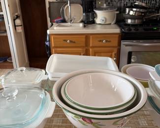 Bowls. More Pyrex 