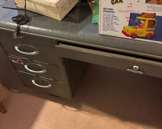 Metal  desk  Mcm 
