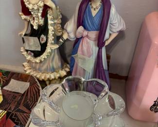 items located on shelves in Dining area - lots of smalls & collectibles