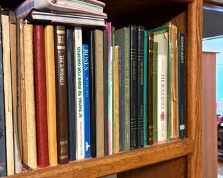 Bedroom 1 - books & more in shelves 