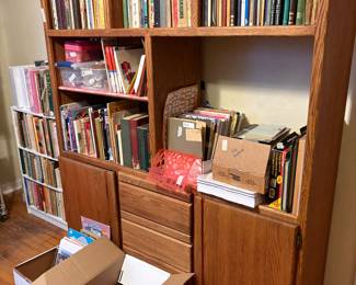Bedroom 1 - Book shelf - lots of books here too!