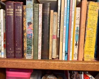 Bedroom 1 - books & more in shelves 