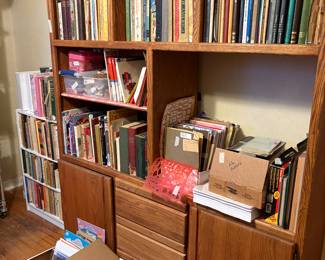 Bedroom 1 - books & more in shelves 