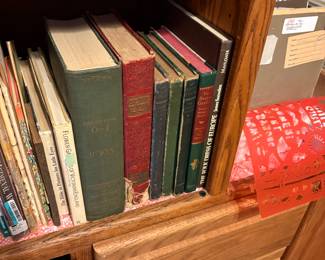Bedroom 1 - books & more in shelves 