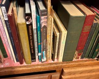 Bedroom 1 - books & more in shelves 