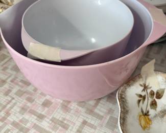Kitchen - pink bowls