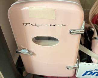 Kitchen - Small Toy refrigerator- could not find cord!