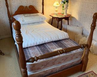 Vintage 4 posted twin bed