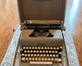 Vintage Royal Quiet De Luxe typewriter (late 1950s)