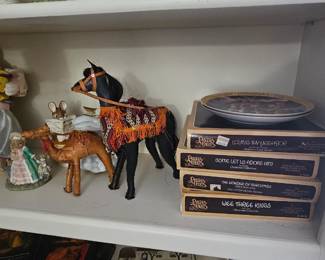 Various collectible plates, travel collectibles