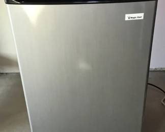 MAGIC CHEF Mini Fridge