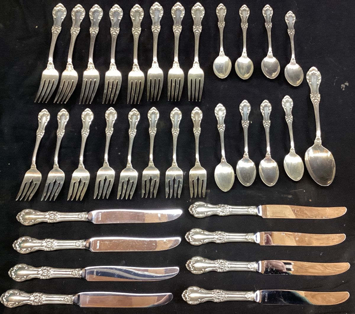  INTERNATIONAL STERLING WILD ROSE STERLING SILVER FLATWARE, 33 PIECES TOTAL, 987 GRAMS NOT INCLUDING THE STEEL BLADE KNIVES, WHICH DO HAVE STERLING SILVER HANDLES