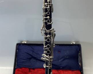  BUNDY CLARINET Used Clarinet minor damage is pictures. All other pads and cork are in good shaped and fitting