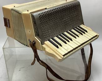 VTG. GERMAN SOLO ACCORDION NO SHIPPING PICKUP ONLY