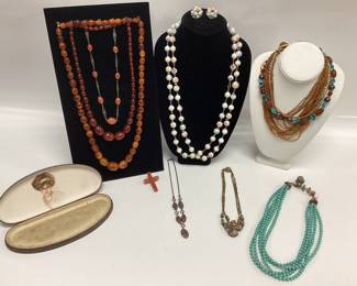  VINTAGE JEWELRY 8 NECKLACES, RED AGATE CROSS WITH VINTAGE JEWELRY BOX