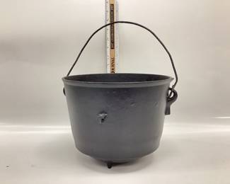 ANTIQUE THREE LEGGED CAST IRON POT A L STAMPED ON THE BOTTOM