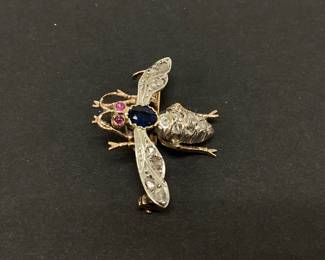  ANTIQUE VICTORIAN BEE BROOCH CRAFTED BETWEEN 1870-1910. THIS VICTORIAN BEE BROOCH FEATURES A BEAUTIFUL SAPPHIRE THORAX, RUBY CABOCHON EYES AND 14 ROSE CUT DIAMONDS INSET ON TO THE BODY AND WINGS. THESE ANTIQUE STONES ARE SET IN 18K GOLD AND SILVER. THE TOTAL WEIGHT IS 5.8 GRAMS. THIS EXQUISITE PIECE SHOWS THE CRAFTSMANSHIP FROM OVER A CENTURY AGO.