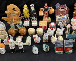  ASSORTED VTG. NOVELTY SALT & PEPPER SHAKER SETS, MOUNT CLEMENS POTTERY BARN, FISHERMAN, COUNTRY BARN, CIRCUS BEARS, BIRDS, NEW MEXICO SOUVENIR, DOLPHINS, DOGS NO SHIPPING PICKUP ONLY