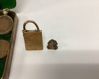 ANTIQUE NEPHRITE JADE CIGARETTE CASE, 1941p WHEAT PENNY, 1908p INDIAN HEAD PENNY, LOCK WITH KEY INSCRIPTIONS AND MASQUE AND GAVEL PIN