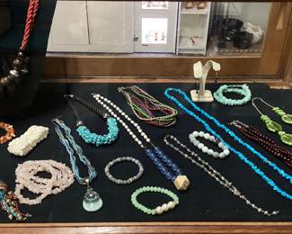ASSORTED CHIP & SEED BEAD JEWELRY, TURQUOISE, HOWLITE, MOOKAITE JASPER