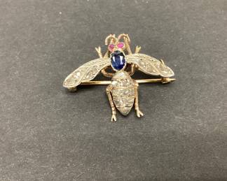  ANTIQUE VICTORIAN BEE BROOCH CRAFTED BETWEEN 1870-1910. THIS VICTORIAN BEE BROOCH FEATURES A BEAUTIFUL SAPPHIRE THORAX, RUBY CABOCHON EYES AND 14 ROSE CUT DIAMONDS INSET ON TO THE BODY AND WINGS. THESE ANTIQUE STONES ARE SET IN 18K GOLD AND SILVER. THE TOTAL WEIGHT IS 5.8 GRAMS. THIS EXQUISITE PIECE SHOWS THE CRAFTSMANSHIP FROM OVER A CENTURY AGO.