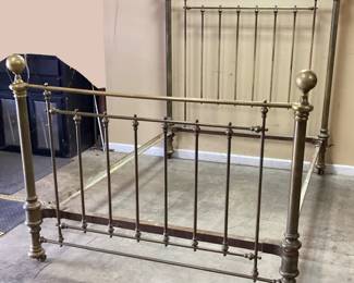 VTG. TRADITIONAL VICTORIAN STYLE BRASS BED, FULL SIZE, SOME OXIDATION MARKS & WEAR NO SHIPPING PICKUP ONLY