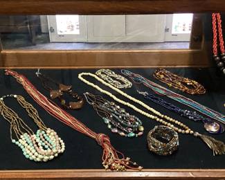 ASSORTED CHIP & SEED BEAD JEWELRY, TURQUOISE, HOWLITE, MOOKAITE JASPER