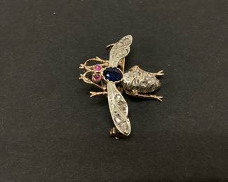  ANTIQUE VICTORIAN BEE BROOCH CRAFTED BETWEEN 1870-1910. THIS VICTORIAN BEE BROOCH FEATURES A BEAUTIFUL SAPPHIRE THORAX, RUBY CABOCHON EYES AND 14 ROSE CUT DIAMONDS INSET ON TO THE BODY AND WINGS. THESE ANTIQUE STONES ARE SET IN 18K GOLD AND SILVER. THE TOTAL WEIGHT IS 5.8 GRAMS. THIS EXQUISITE PIECE SHOWS THE CRAFTSMANSHIP FROM OVER A CENTURY AGO.