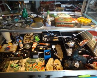 This case is chock full of smallcollectible items