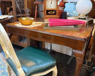 beautiful vintage table with a leaf inside (table opens and leaf pops up)