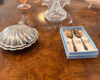 Silver-plated scalloped shell dish, boxed silver-plated serving utensils set