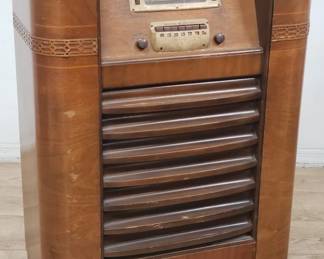 Vintage General Electric console tube radio