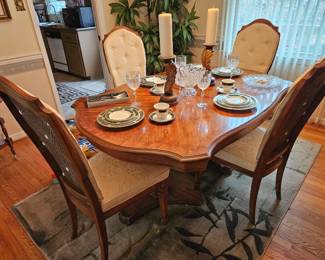 Dining set....has Leaves