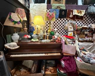 Baby Grand Piano, all lamps work! Cardboard Cutouts