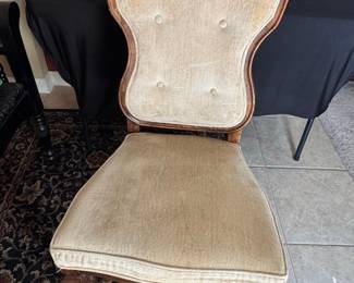 Victorian Walnut Ladies Parlor Chair