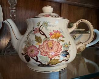 Sadler "Chantilly" Pattern Teapot