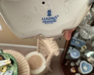 Lladro "Nina Con Guitarra" Porcelain Figurine